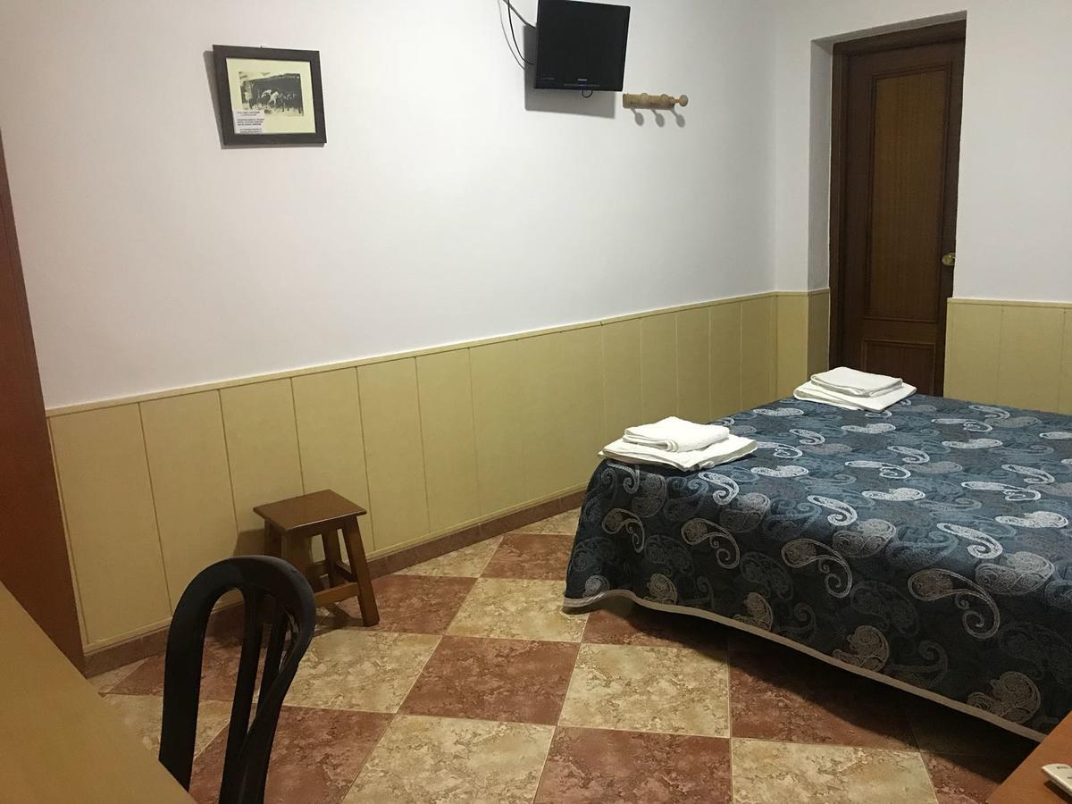 Hostal Bar San Pedro Mairena De Alcor Exteriér fotografie
